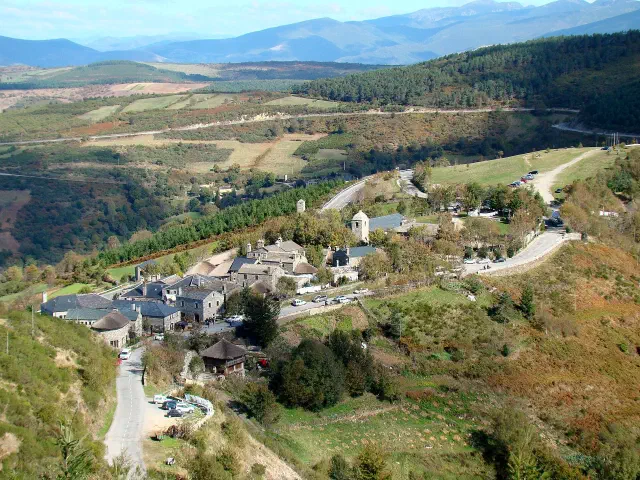 Het bergdorp O Cebreiro met zijn ronde, met stro gedekte pallozas tussen de groene Galicische heuvels