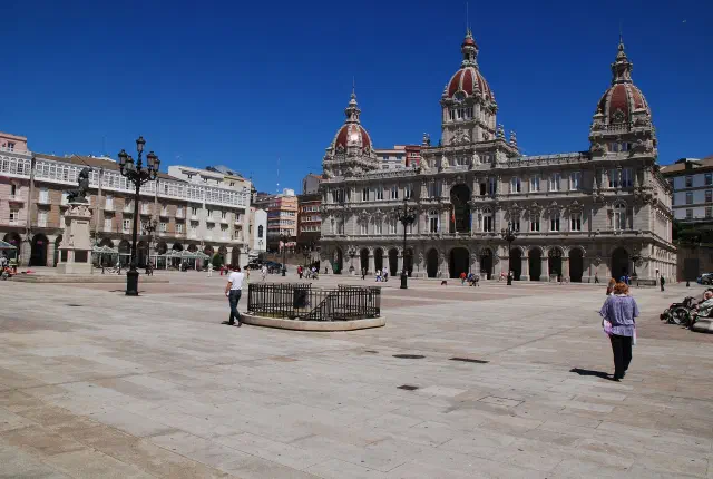 De Plaza de María Pita in A Coruña met het stadhuis met drie cupolas