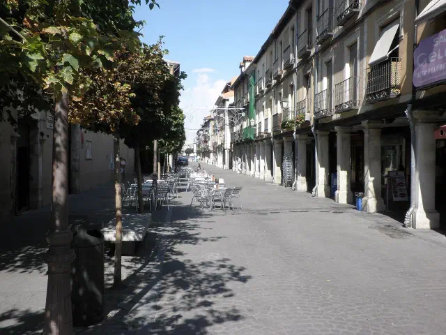 De Calle Mayor van Alcalá de Henares met doorlopende arcades en terrassen