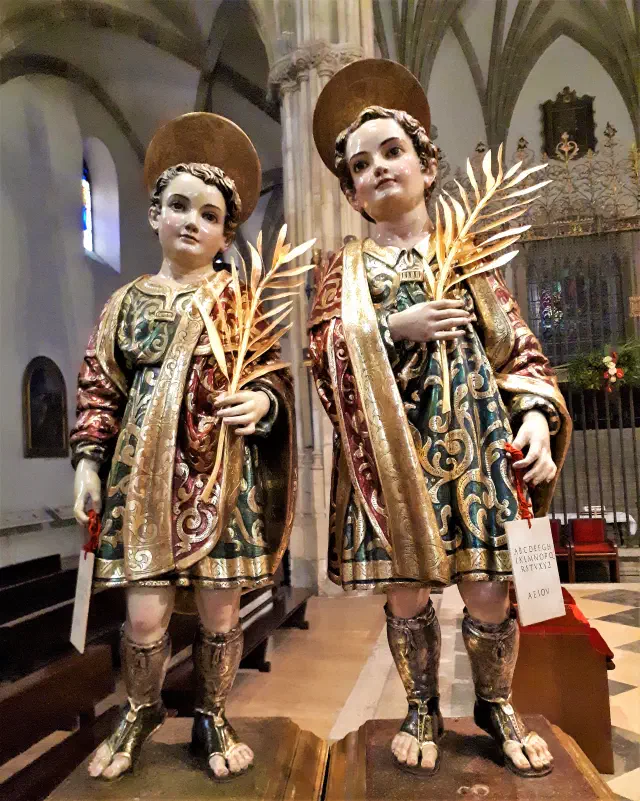 Beelden van de heilige kinderen Justo en Pastor in de Catedral Magistral van Alcalá de Henares