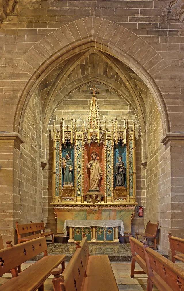 Het neogotische interieur van de Església de Sant Jaume in Alcúdia met polychrome zijkapel