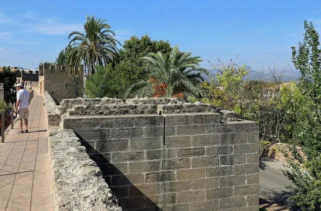 De middeleeuwse stadsmuren van Alcúdia met loopbruggen en uitzicht op Mallorca
