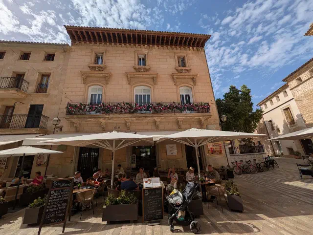 De Plaça de la Constitució in het historische centrum van Alcúdia met terrassen en arcaden