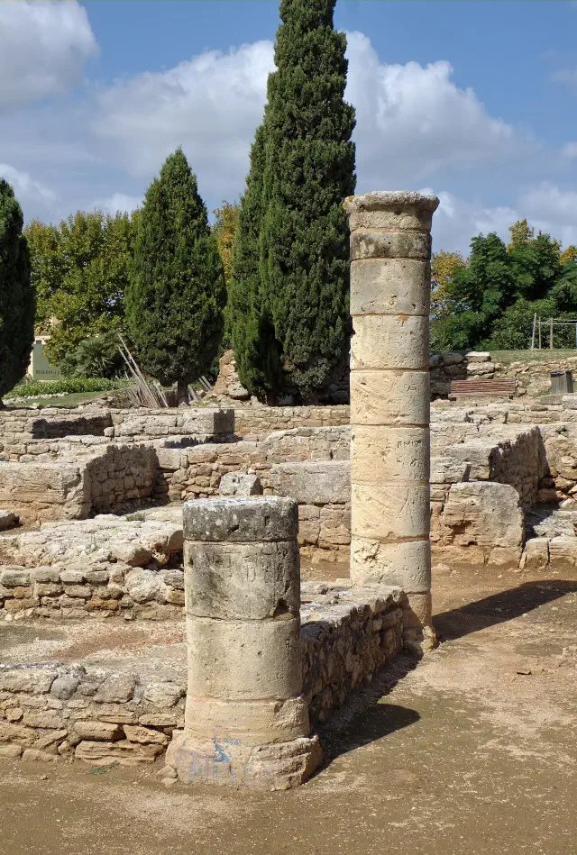 Romeinse zuilen en ruïnes van het oude Pollentia bij Alcúdia op Mallorca
