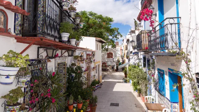 Foto vanuit een van de smalle straatjes in El Barrio de Santa Cruz in Alicante.