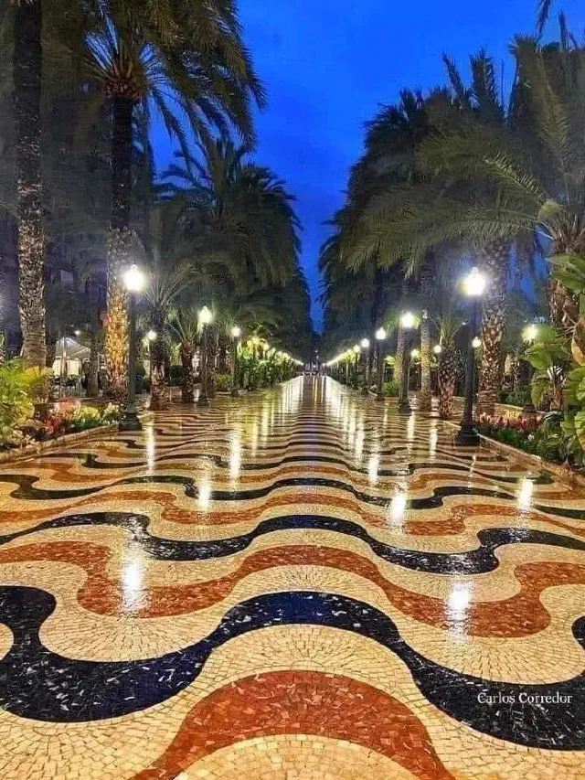 Avondfoto van het bekende wandelpad Explanada de Espana in Alicante.