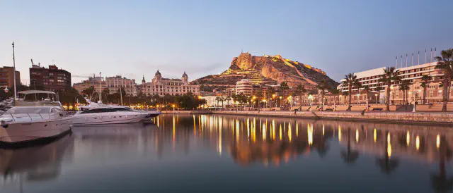 Foto tijdens schemering in de haven van Alicante met het kasteel op de achtergrond. Foto tijdens schemering in de haven van Alicante met het kasteel op de achtergrond.