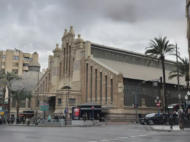 Schuinvooraanzicht van Mercado Central in Alicante op een bewolkte dag. Schuinvooraanzicht van Mercado Central in Alicante op een bewolkte dag.