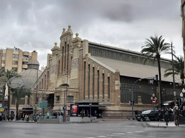 Schuinvooraanzicht van Mercado Central in Alicante op een bewolkte dag.