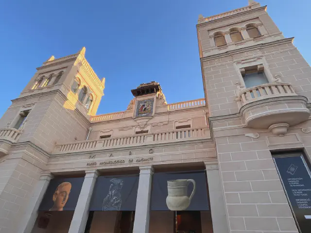 Voorkant van het gebouw waar Museo Arqueologico de Alicante is gevestigd. Voorkant van het gebouw waar Museo Arqueologico de Alicante is gevestigd.