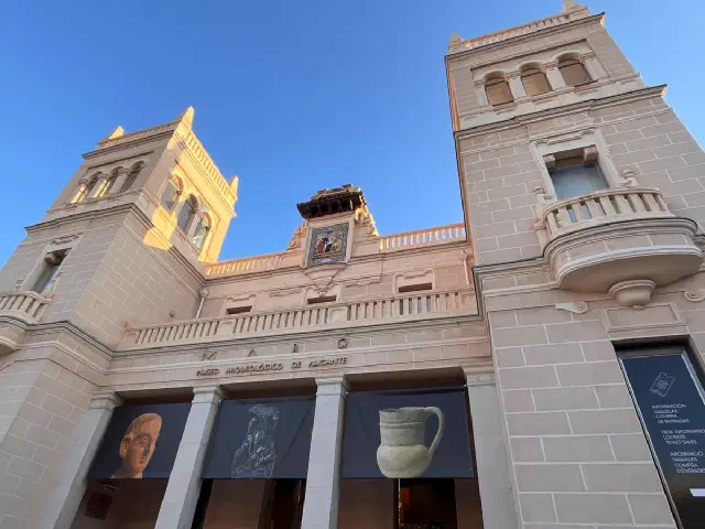 Voorkant van het gebouw waar Museo Arqueologico de Alicante is gevestigd.