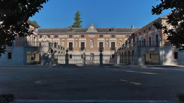 Casa del Labrador in Aranjuez: neoklassiek lustpaviljoen van Carlos IV met smeedijzeren hekken