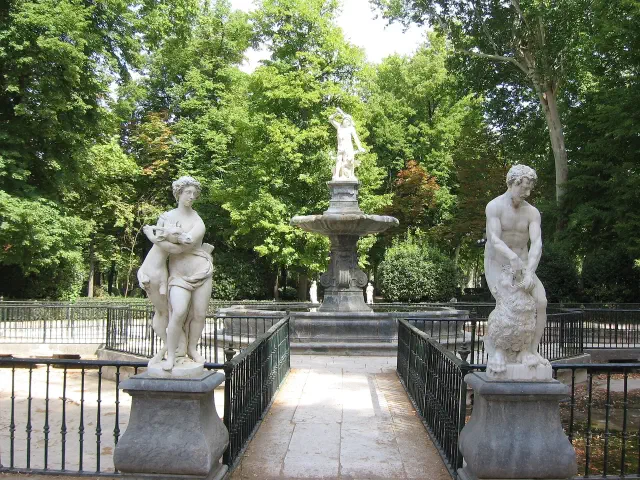 Fuente de Hércules in de Jardín de la Isla in Aranjuez, geflankeerd door mythologische beelden
