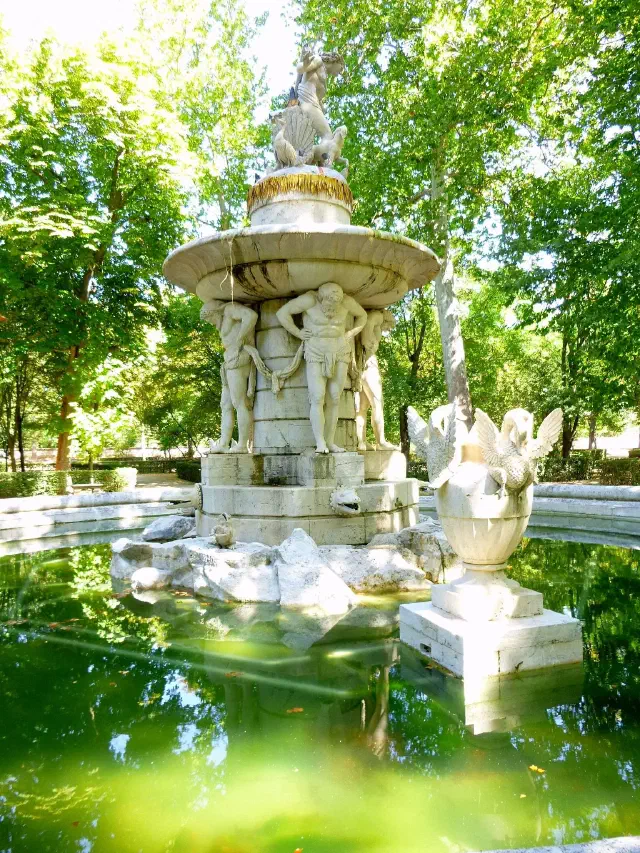 Fuente de Narciso in de Jardín del Príncipe in Aranjuez met spiegelende vijver