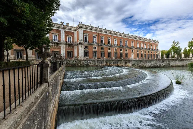 Palacio Real de Aranjuez gezien vanaf de Tajo met de gebogen stuw