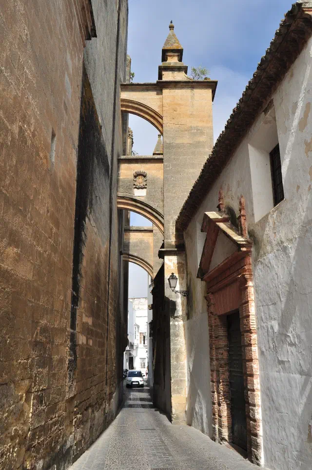 Smalle witte straat in het Barrio Alto, de oude stad van Arcos de la Frontera