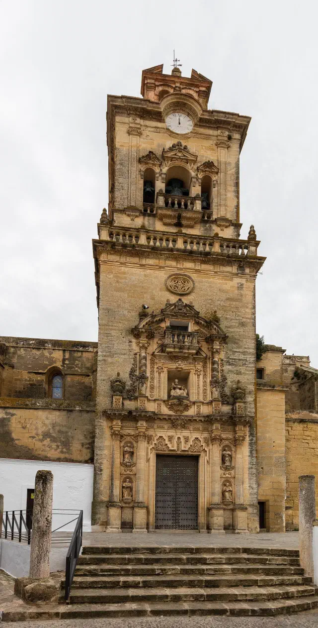 De barokke torengevel van de Iglesia de San Pedro in Arcos de la Frontera