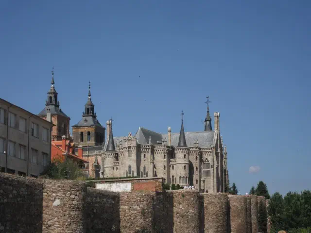 De Romeinse stadsmuur (muralla romana) van Astorga De Romeinse stadsmuur (muralla romana) van Astorga