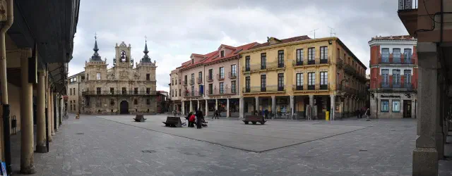 De Plaza Mayor van Astorga met het barokke Ayuntamiento De Plaza Mayor van Astorga met het barokke Ayuntamiento