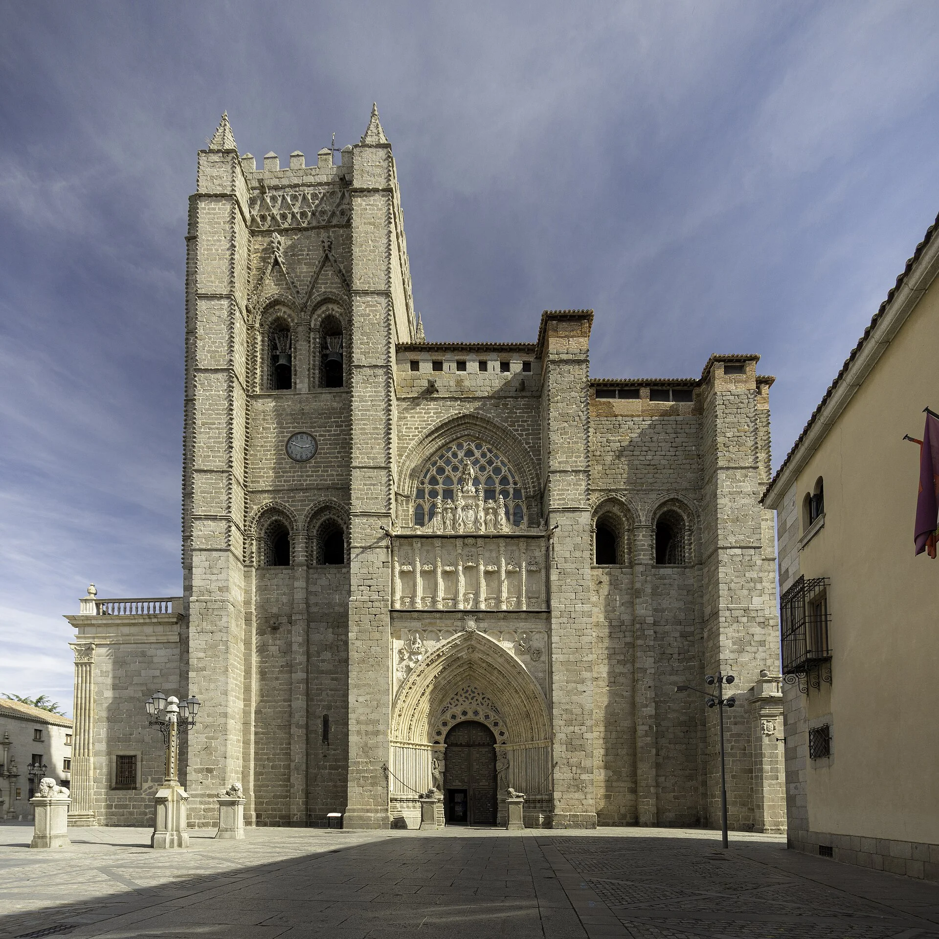 De gefortificeerde Catedral del Salvador van Ávila ingebouwd in de stadsmuur