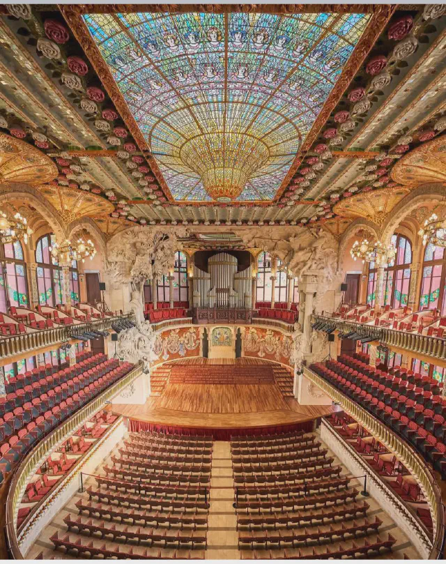 Interieur van het concertgebouw Palau de la Musica Catalana in Barcelona Interieur van het concertgebouw Palau de la Musica Catalana in Barcelona