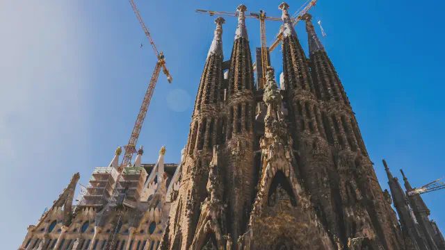 Foto van de Sagrada Familia van onderen Foto van de Sagrada Familia van onderen
