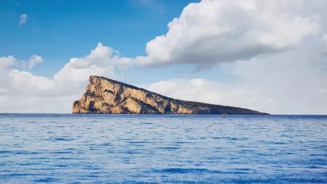 Isla de Benidorm uitvergroot op een halfbewolkte dag Isla de Benidorm uitvergroot op een halfbewolkte dag