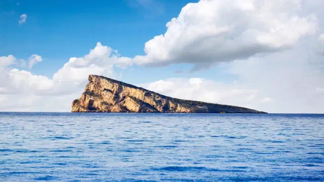 Isla de Benidorm uitvergroot op een halfbewolkte dag