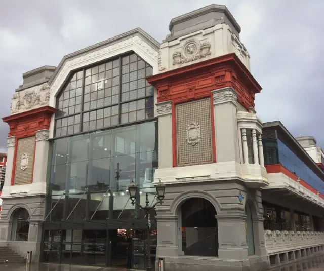 Buitenaanzicht van la Ribera overdekte markt Buitenaanzicht van la Ribera overdekte markt