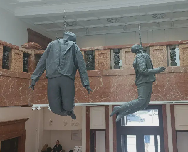 Twee hangende kunstwerken 'Hanging Figure' van Juan Munoz in het Museo de Bellas Artes in Bilbao Twee hangende kunstwerken 'Hanging Figure' van Juan Munoz in het Museo de Bellas Artes in Bilbao