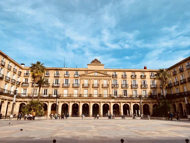 Gebouw op het plein van Plaza Nueva in Bilbao