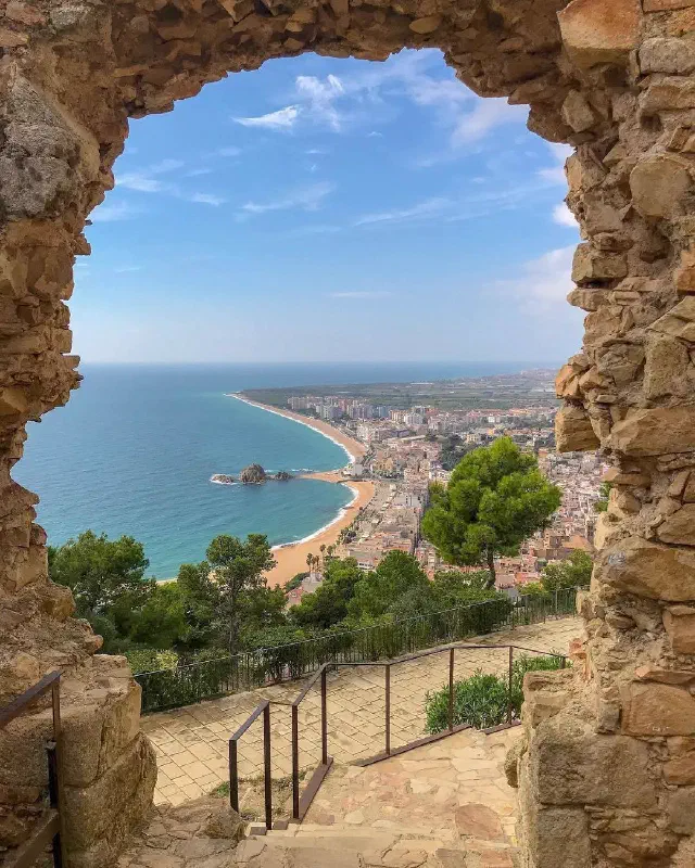 Waanzinning uitzicht over de stad Blanes vanaf Castillo de San Juan