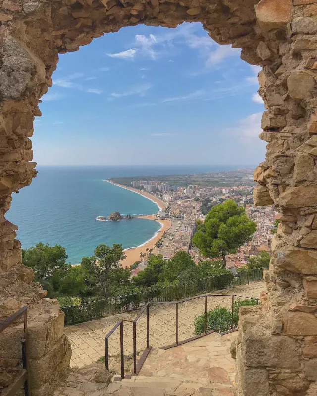 Waanzinning uitzicht over de stad Blanes vanaf Castillo de San Juan Waanzinning uitzicht over de stad Blanes vanaf Castillo de San Juan