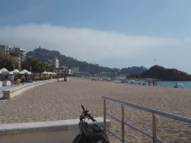 Playa de Blanes op een halfbewolkte dag Playa de Blanes op een halfbewolkte dag