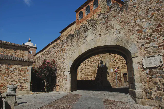 Het barokke Arco de la Estrella, de belangrijkste toegangspoort tot de Ciudad Monumental van Cáceres