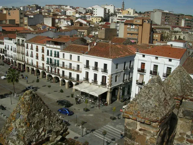 Uitzicht over de Plaza Mayor van Cáceres met de arcaden en het stadhuis