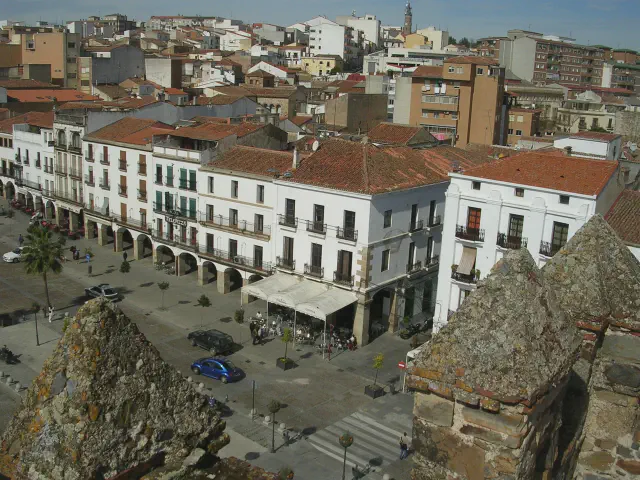 Uitzicht over de Plaza Mayor van Cáceres met de arcaden en het stadhuis