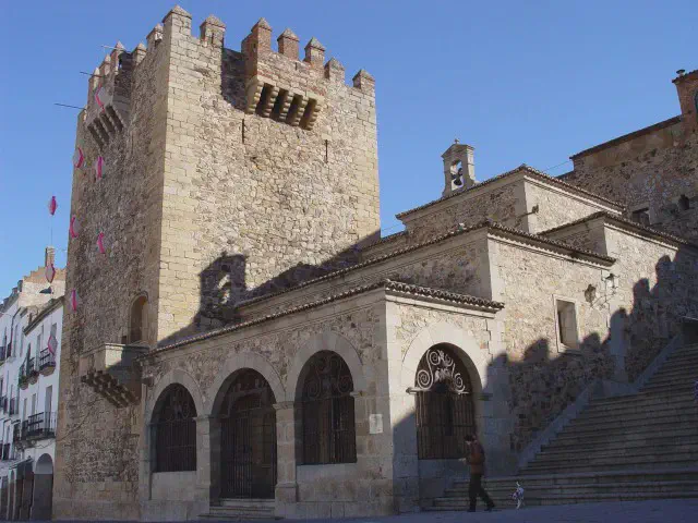 De Torre de Bujaco met de Ermita de la Paz aan de Plaza Mayor van Cáceres