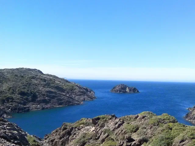 De rotsformaties en klippen van het natuurpark Cap de Creus aan de oostpunt van Spanje
