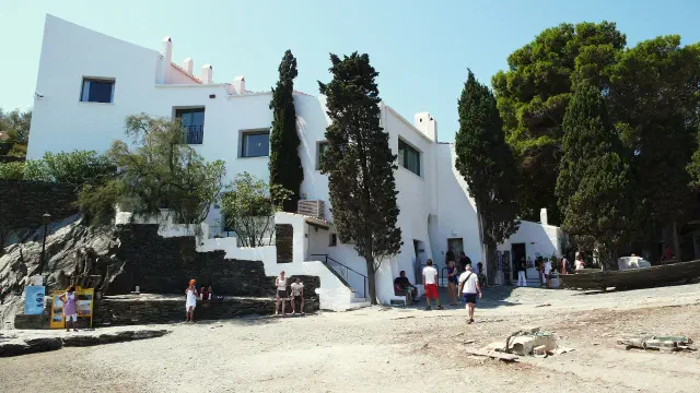 Het huis-museum van Salvador Dalí in Port Lligat met witte muren en eieren op het dak