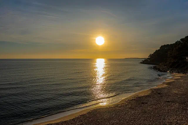 Zonsondergang op een strand in Calafell Zonsondergang op een strand in Calafell