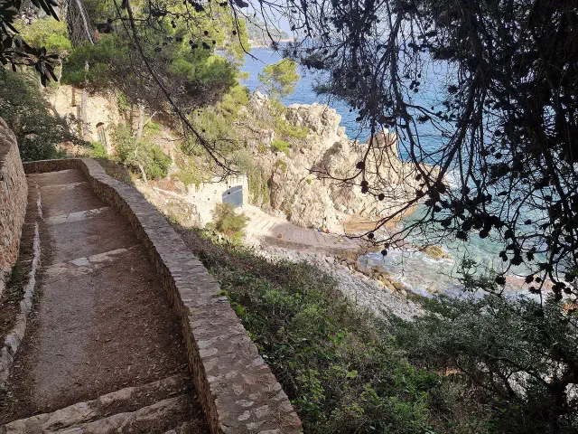 Het camí de ronda langs de rotsen bij Calella de Palafrugell