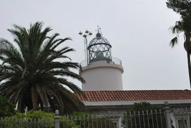 De vuurtoren Far de Sant Sebastià boven Llafranc bij Calella de Palafrugell