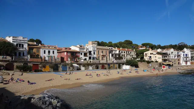 Platja del Canadell met de oude vissershuisjes in Calella de Palafrugell