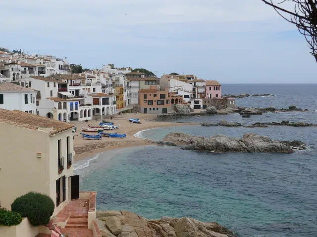 Het strandje Port Bo met de witte bogen van Les Voltes in Calella de Palafrugell