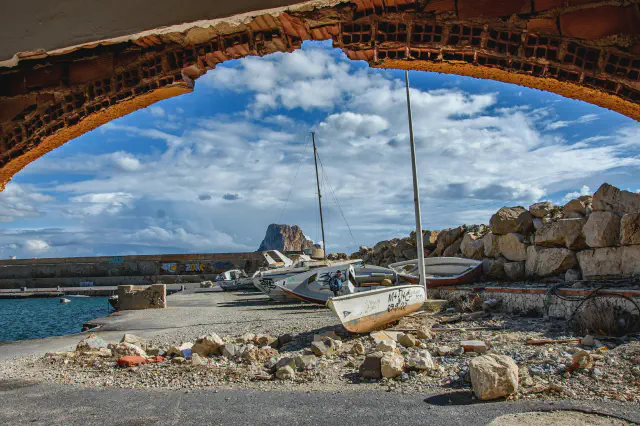 Romeinse ruïnes van de Baños de la Reina aan de kust van Calpe