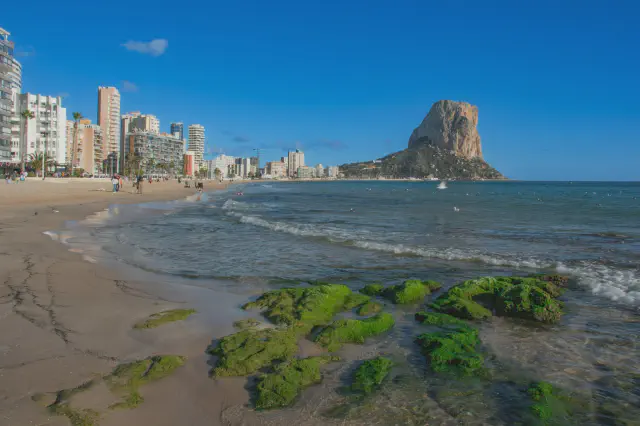 Playa de la Fossa strand met uitzicht op de Peñón de Ifach in Calpe