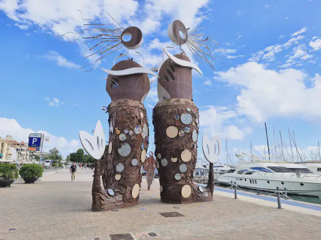 Foto van kunstwerk les Serenes in de haven van Cambrils Foto van kunstwerk les Serenes in de haven van Cambrils