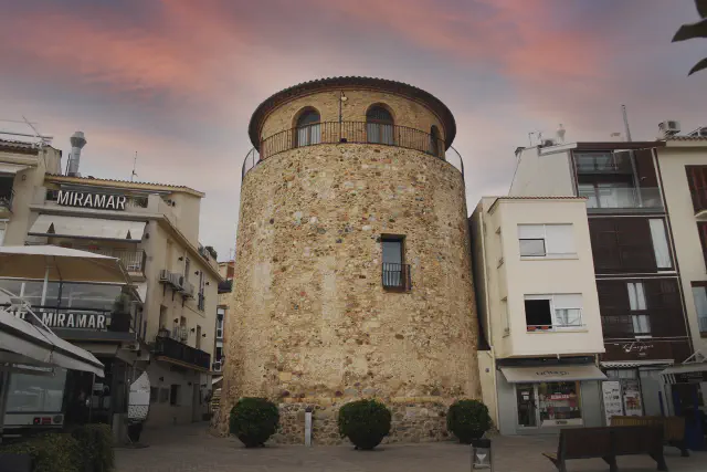 Foto van de verdedigingstoren tijdens zonsondergang in Cambrils Foto van de verdedigingstoren tijdens zonsondergang in Cambrils