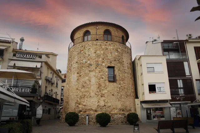 Foto van de verdedigingstoren tijdens zonsondergang in Cambrils